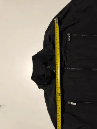 Cazadora negra con cremalleras