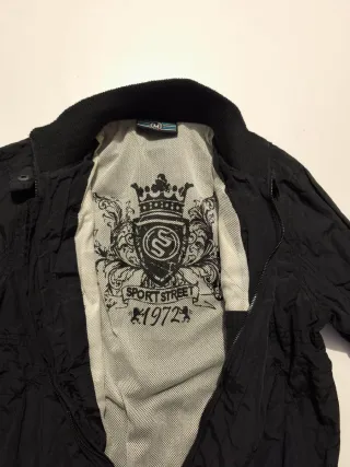 Cazadora negra con cremalleras