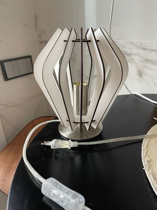 Lampada da tavolo in legno e metallo