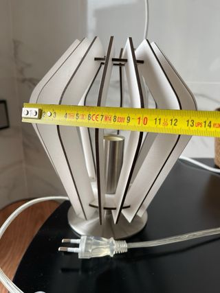 Lampada da tavolo in legno e metallo