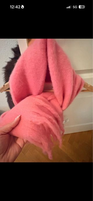 Bufanda rosa suave con flecos