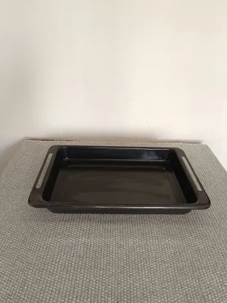 Tabuleiro de forno preto em esmalte