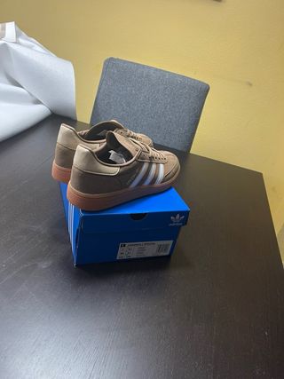 Zapatillas Adidas Marrones y Blancas