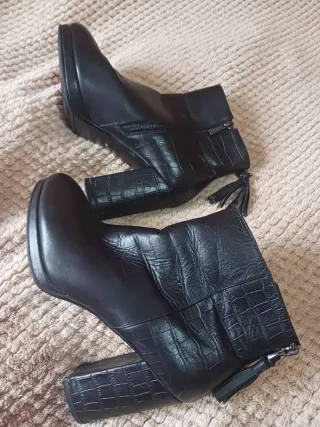 Botines negros piel efecto cocodrilo talla 39