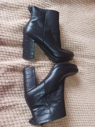 Botines negros piel efecto cocodrilo talla 39