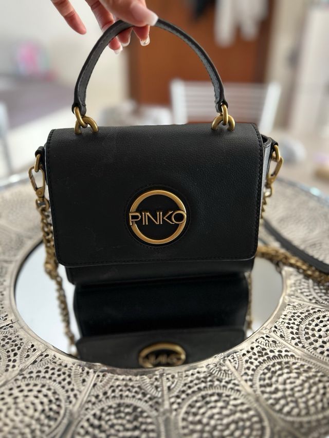 Borsa Pinko nera con dettagli oro e portafoglio