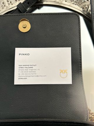 Borsa Pinko nera con dettagli oro e portafoglio