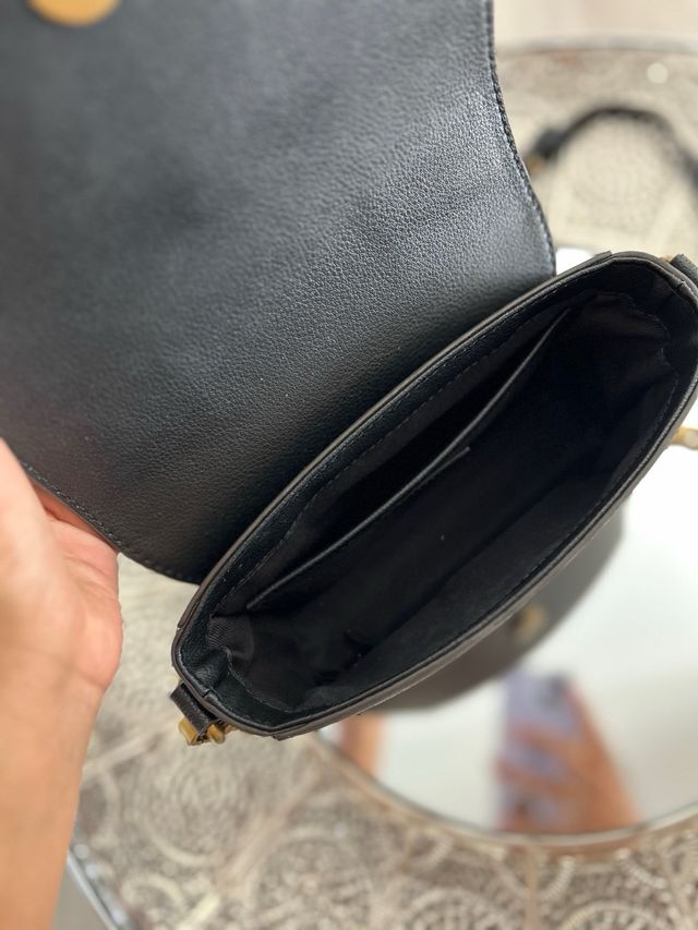 Borsa Pinko nera con dettagli oro e portafoglio