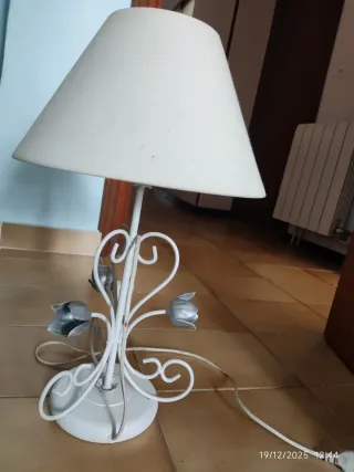 Lampada da tavolo in metallo e tessuto con motivo floreale