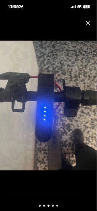 Patinete eléctrico negro y amarillo