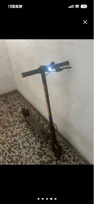 Patinete eléctrico negro y amarillo