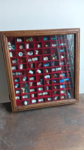 Vitrina expositora de dedales