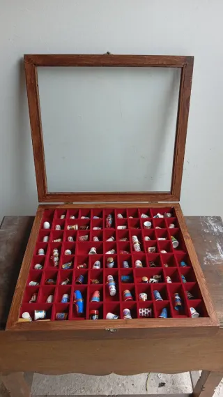 Vitrina expositora de dedales