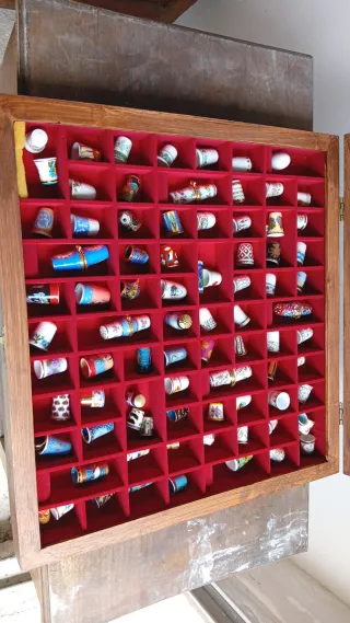 Vitrina expositora de dedales