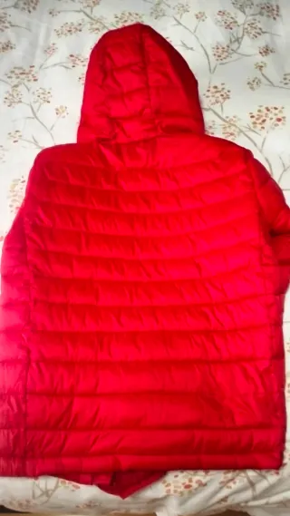 Chaqueta acolchada roja con capucha