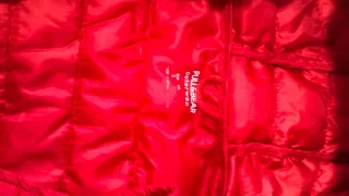 Chaqueta acolchada roja con capucha