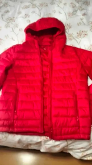 Chaqueta acolchada roja con capucha