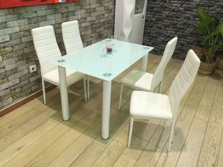 Mesa y 4 sillas! Oferta!!!