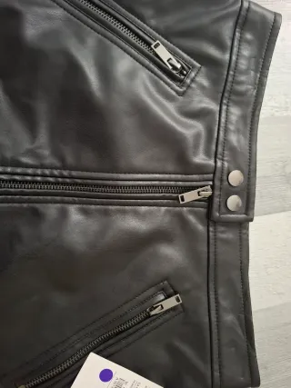 Falda de cuero negra