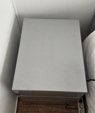 Mesilla de oficina gris con llave