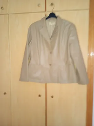 Levita mujer simil piel beige