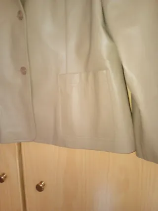 Levita mujer simil piel beige