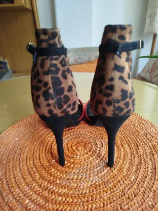 Sandalias de tacón negras y rojas talla 41