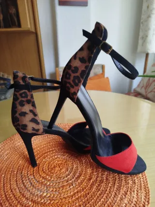 Sandalias de tacón negras y rojas talla 41