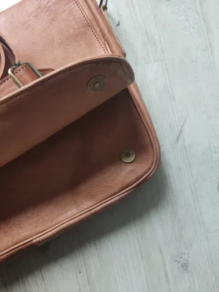 Bolso de piel marrón