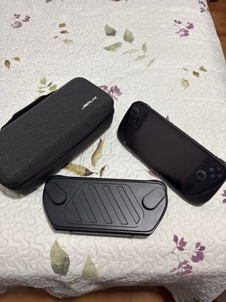 Asus ROG Ally X con protettore e custodia