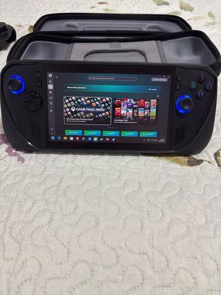 Asus ROG Ally X con protettore e custodia