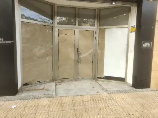 Puerta escaparate bar