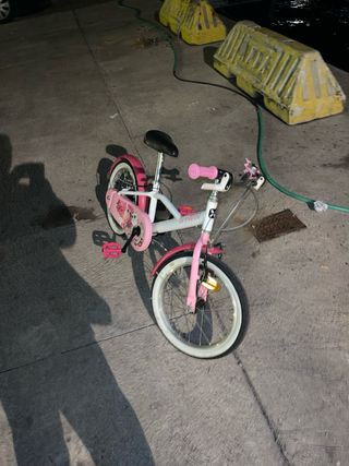Bicicleta niña B'Twin rosa y blanca