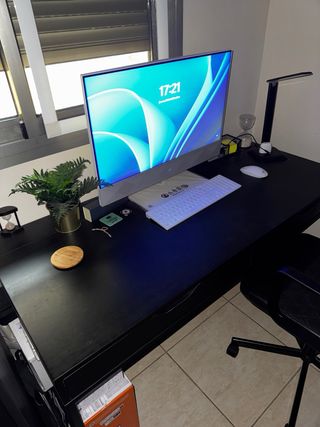 HP Pavilion All-in-One 27 i5 + Escritorio + silla.