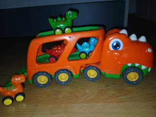 Camión de Juguete con Dinosaurios