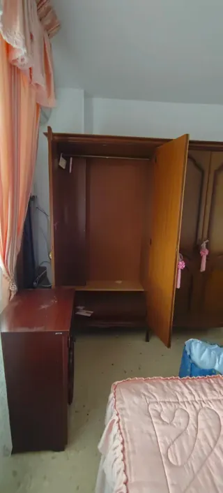 Dormitorio completo madera y tela negociable .