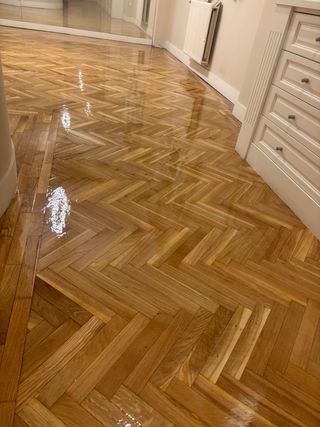 Acuchillado y Barnizado de Suelos de Madera