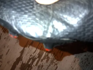 Botines de fútbol Nike negros y rojos