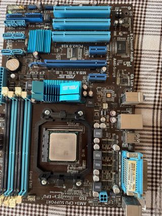 Placa Base ASRock 990FX Extreme9 + Sapphire HD 797