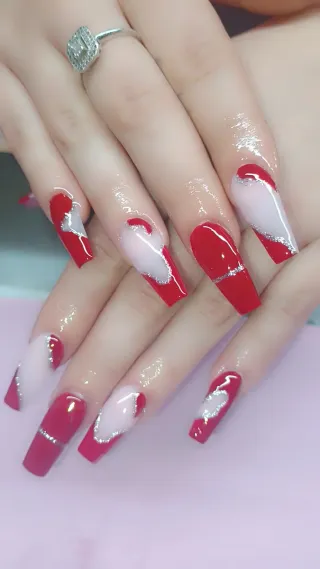 Uñas postizas rojas con diseño plateado