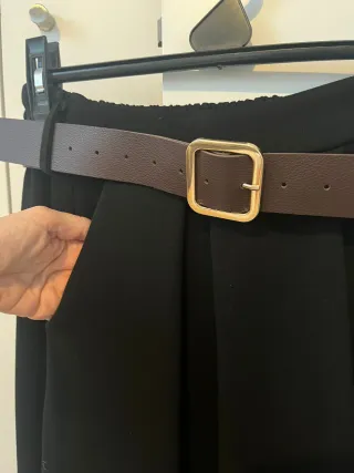 Falda evassé negra con cinturón. Cintura engomada.