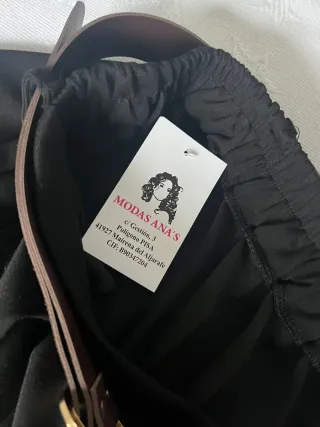 Falda evassé negra con cinturón. Cintura engomada.
