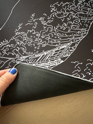 Alfombrilla de ratón negra con diseño de olas