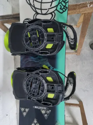 Equipo de snowboard tabla botas y fijaciones