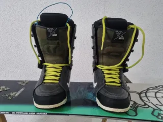 Equipo de snowboard tabla botas y fijaciones