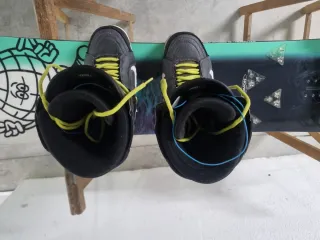 Equipo de snowboard tabla botas y fijaciones