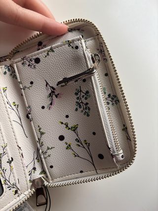 Monedero Parfois floral blanco