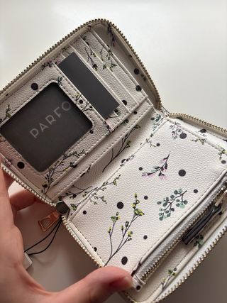 Monedero Parfois floral blanco