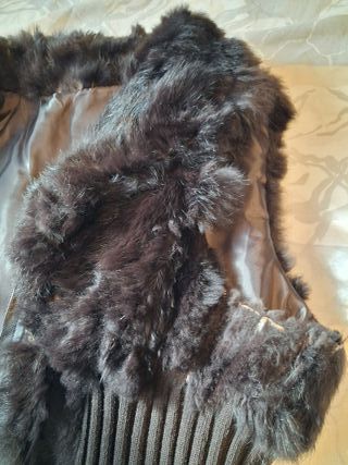 Chaleco de piel marrón y negro