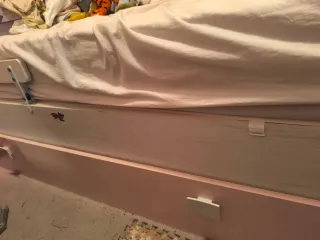 Cama nido con cajones rosa y blanco